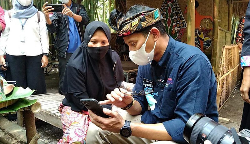 Menteri Sandiaga Dukung Penjual Jamu dengan Alat Pemarut: Produktif, Indonesia Bangkit! - Bagian 2
