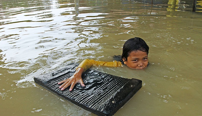 Ratusan Rumah Terendam Banjir akibat Luapan Sungai Cibeet Karawang - Bagian 3