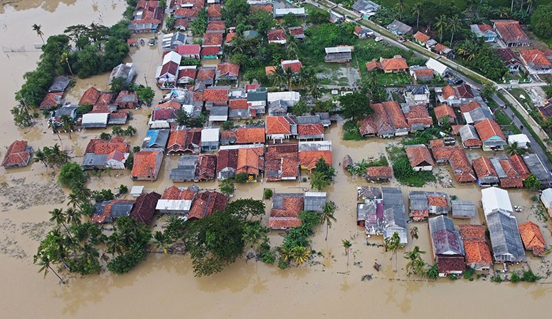 Ratusan Rumah Terendam Banjir akibat Luapan Sungai Cibeet Karawang - Bagian 1