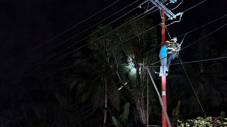Mesin Pembangkit Rusak, Listrik di Desa Pulau Siumat Mati 2 Pekan