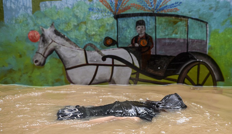 Jakarta Banjir, Permukiman Warga Kebon Pala Terendam Satu Meter Lebih - Bagian 3