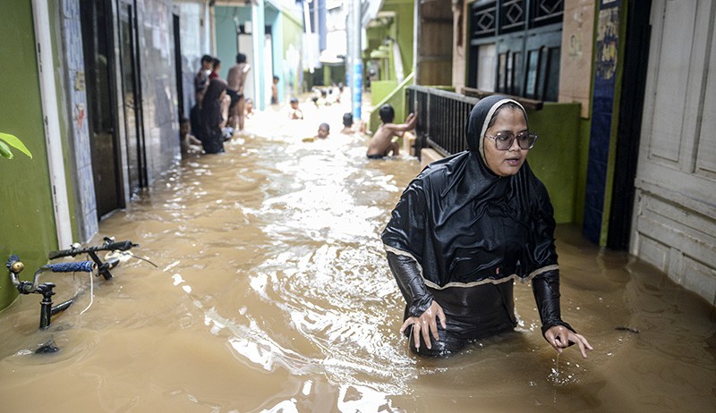 Jakarta Banjir, Permukiman Warga Kebon Pala Terendam Satu Meter Lebih - Bagian 2