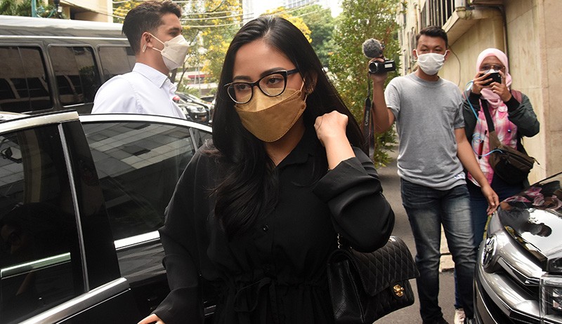 Rachel Vennya Diperiksa Perdana sebagai Tersangka - Bagian 1