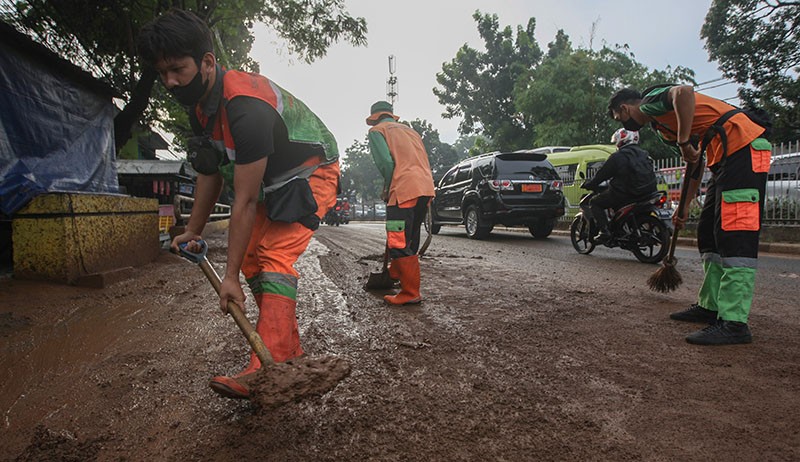 Tanggul Kali Baru Jebol Menyisakan Lumpur di Jalanan Hek Kramat Jati - Bagian 1