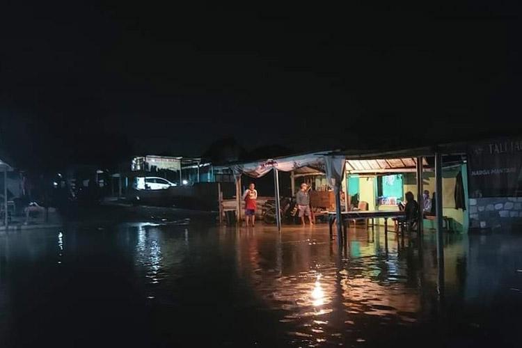 Pantai Samas Bantul Diterjang Gelombang Pasang, BPBD Minta Warga Waspada