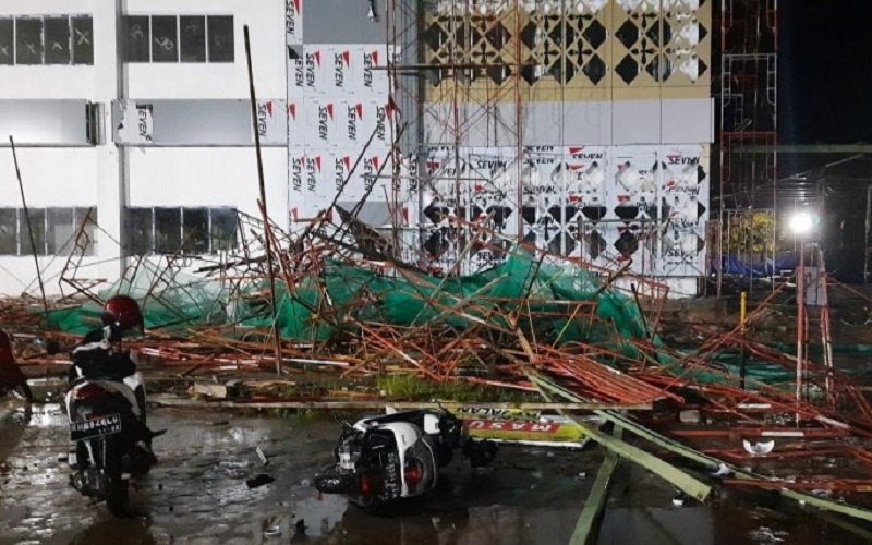 Dokter dan Pasien Kaget, Tiang RSUD Sekayu Ambruk Dihantam Angin Kencang 