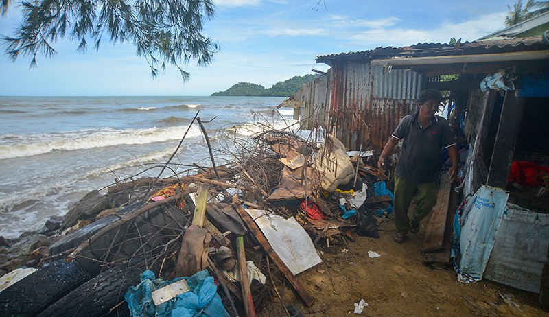 Rumah Warga Pesisir Pantai Air Manis Padang Hancur karena Abrasi - Bagian 2
