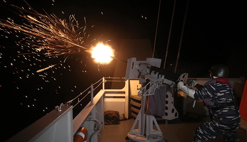 Penampakan Kilatan Cahaya Peluru Meriam 20 Mm dari Atas KRI I Gusti Ngurah Rai - Bagian 1