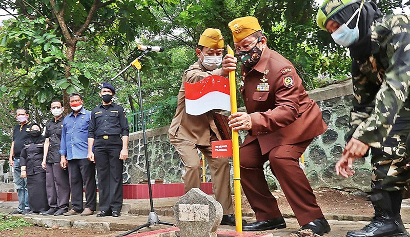 LVRI Pasang Bambu Runcing di Makam Keluarga Besar Brigade XVII Tentara Pelajar - Bagian 1