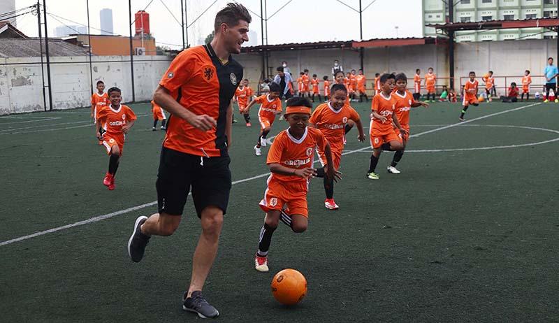 KNVB World Coaches Latih Anak-Anak Bermain Sepak Bola - Bagian 1