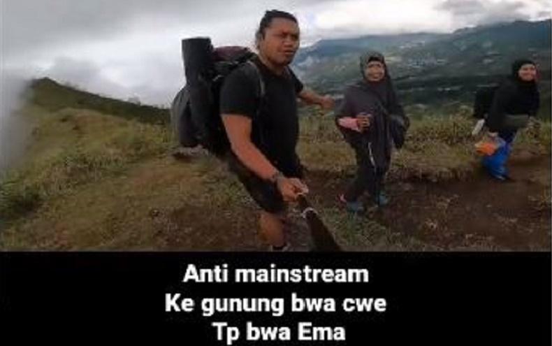 Viral Pemuda Ini Naik Gunung Bukan dengan Pacar, tapi Bersama Ibunda Tercinta