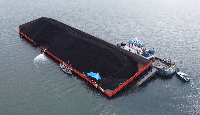 Kapal Tongkang Bawa Batu Bara Bocor, Muatan Tumpah ke Laut Banyuwangi - Bagian 1
