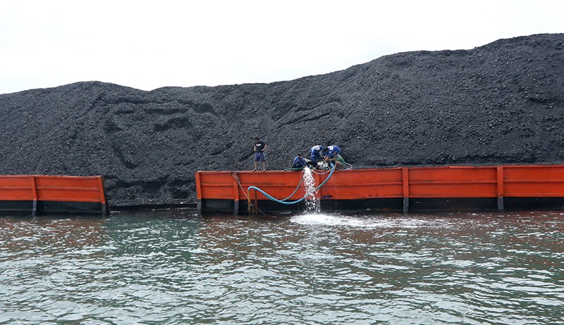 Kapal Tongkang Bawa Batu Bara Bocor, Muatan Tumpah ke Laut Banyuwangi - Bagian 3