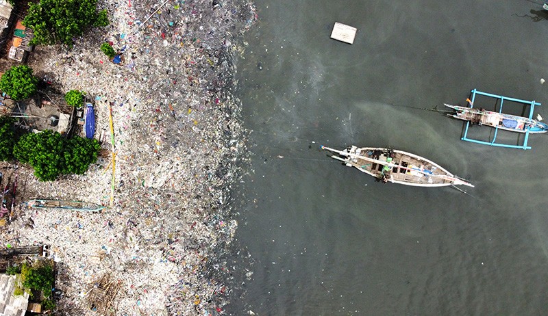 Lautan Sampah di Pantai Muncar Banyuwangi Bertahun-tahun Belum Teratasi - Bagian 2