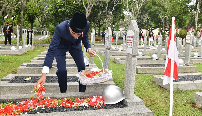 Hari Pahlawan, Presiden Jokowi Tabur Bunga Makam Adam Malik hingga Taufik Kiemas - Bagian 1