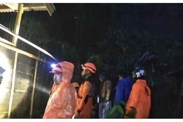 Rumah Ambruk dan Terbawa Arus Sungai Cipelang, 1 Korban Dilarikan ke RS