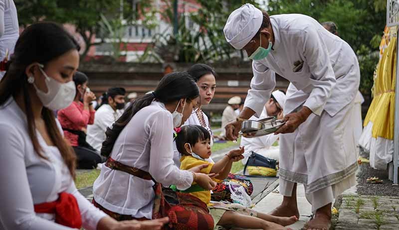 Umat Hindu Tangerang Sembahyang Hari Raya Galungan - Bagian 3