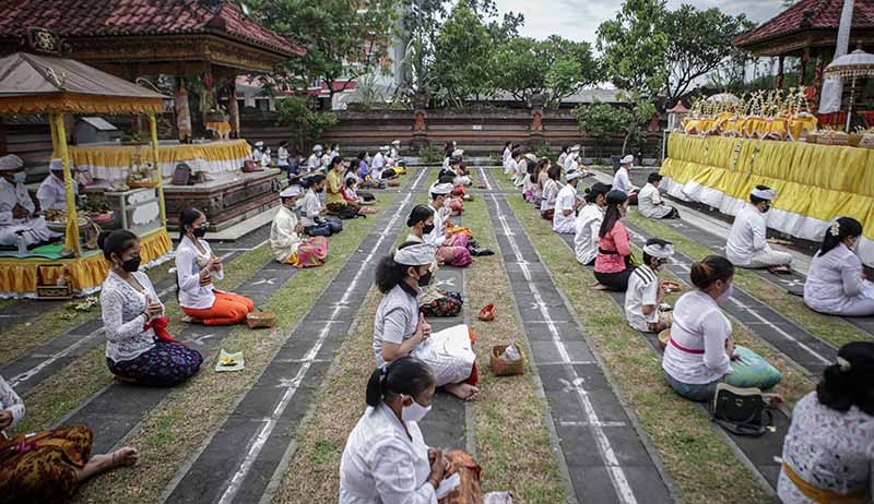 Umat Hindu Tangerang Sembahyang Hari Raya Galungan - Bagian 1