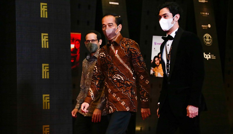Berbatik Cokelat, Presiden Jokowi Hadiri Festival Film Indonesia 2021 - Bagian 1