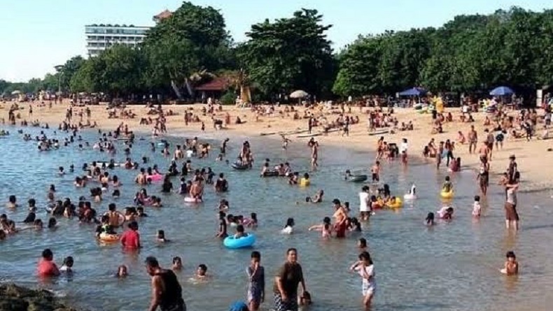 Usai Galungan, Umat Hindu Bali Padati Pantai hingga Mal