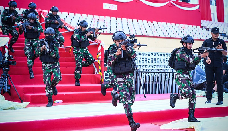 TNI Gelar Simulasi Antiteror Jelang Penutupan Peparnas Papua - Bagian 1