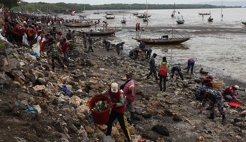 TNI AL Ajak Masyarakat Ciptakan Wilayah Maritim yang Bersih - Bagian 1