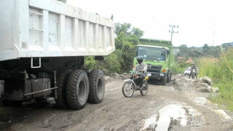 Jalan Penghubung OKU Prabumulih Rusak Parah, Warga Mengeluh
