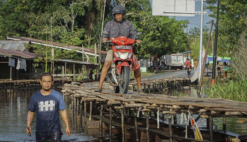 Begini Aktivitas Warga Sintang Hampir Sebulan Terendam Banjir - Bagian 2