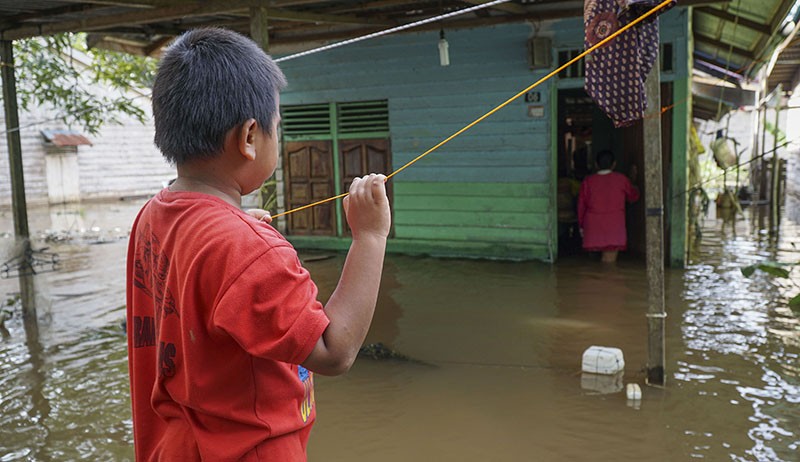 Begini Aktivitas Warga Sintang Hampir Sebulan Terendam Banjir - Bagian 3
