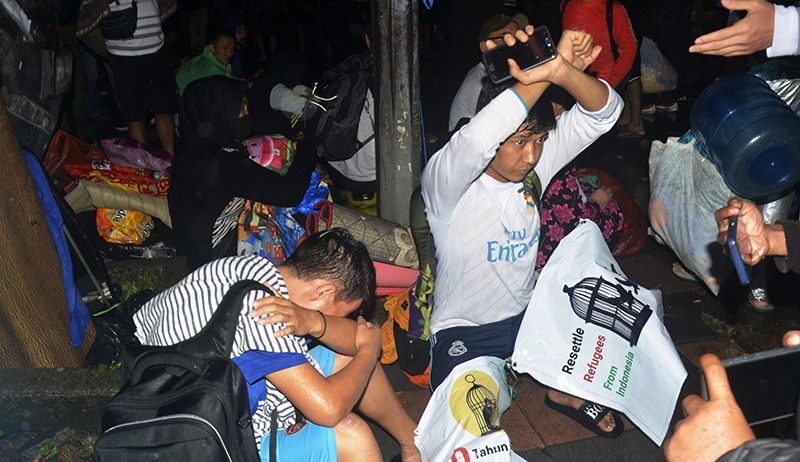 Menginap di Trotoar UNHCR, Pencari Suaka Ditertibkan Petugas - Bagian 2