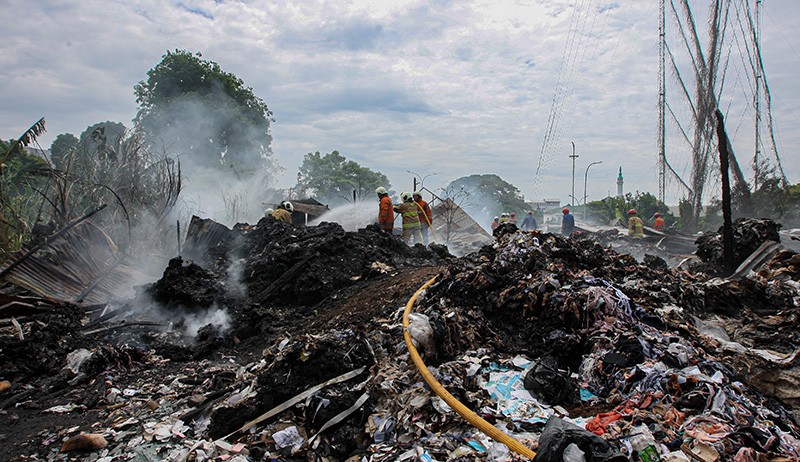 Pabrik Penggilingan Kapas Terbakar di Pasar Rebo, 13 Unit Damkar Diterjunkan - Bagian 3