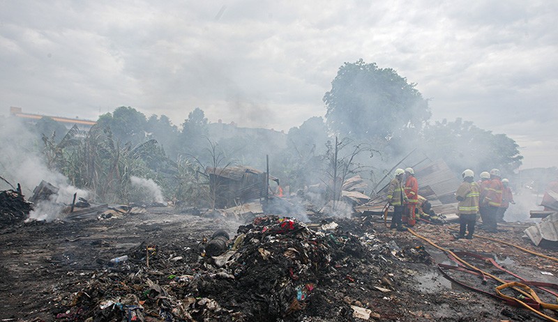Pabrik Penggilingan Kapas Terbakar di Pasar Rebo, 13 Unit Damkar Diterjunkan - Bagian 1