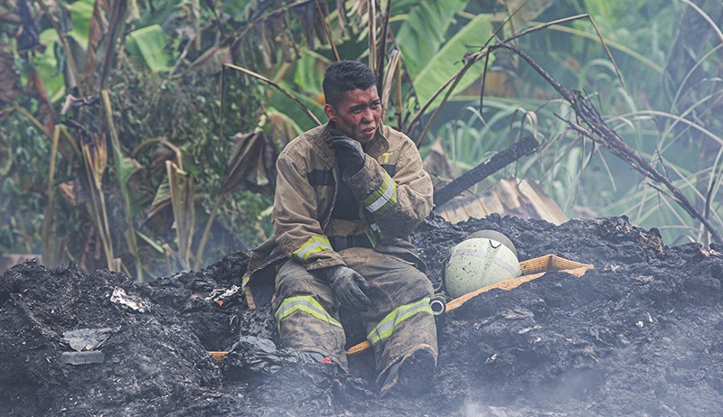 Pabrik Penggilingan Kapas Terbakar di Pasar Rebo, 13 Unit Damkar Diterjunkan - Bagian 4