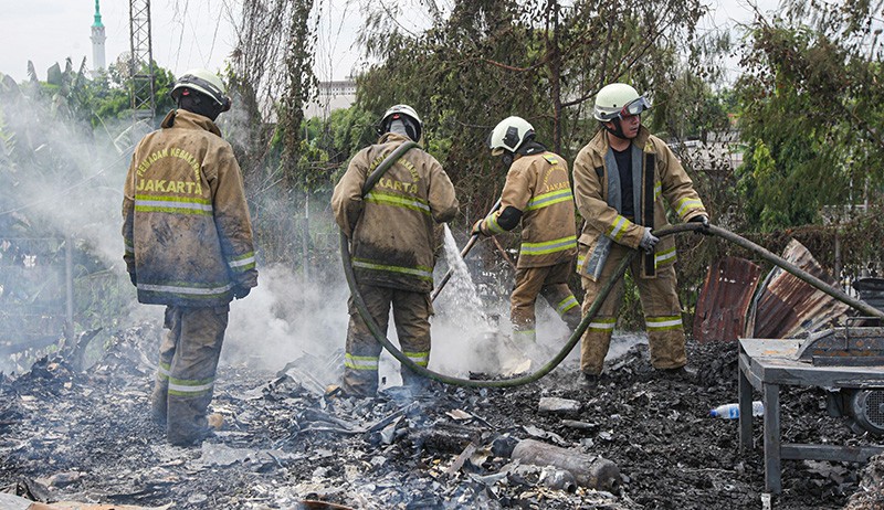 Pabrik Penggilingan Kapas Terbakar di Pasar Rebo, 13 Unit Damkar Diterjunkan - Bagian 2