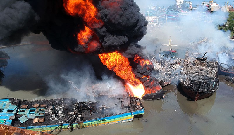 Penampakan dari Udara 15 Kapal Nelayan Terbakar di Pelabuhan Tegal - Bagian 1