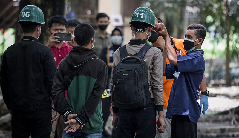 Tersangka Peragakan 69 Adegan Kekerasan Menwa UNS saat Reka Ulang Kematian Gilang - Bagian 2