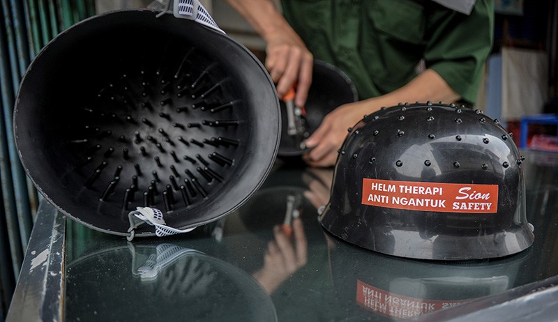 Helm Terapi Anti Ngantuk Berisi 76 Duri untuk Melancarkan Peredaran Darah - Bagian 1