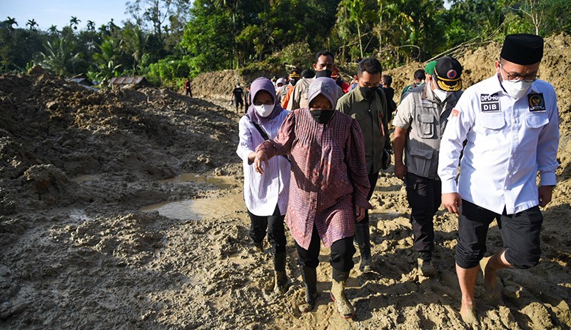 Mensos Tri Rismaharini Kunjungi Lokasi Tanah Longsor Sibolangit - Bagian 1