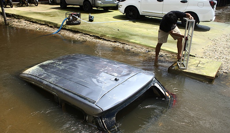 Terseret Banjir, Mobil Tenggelam Masuk Selokan hanya Terlihat Atap - Bagian 2