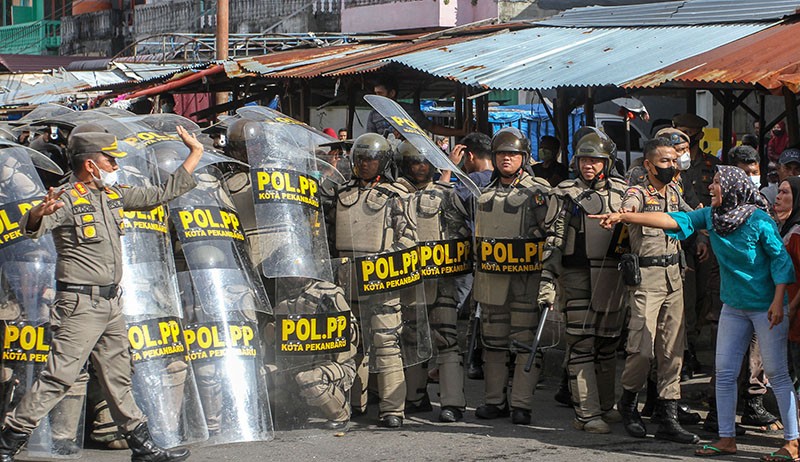 Satpol PP-Pedagang Lempar Batu saat Penertiban Lapak Pasar Agus Salim Pekanbaru - Bagian 1