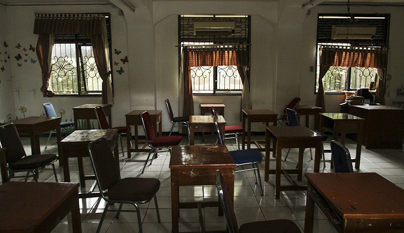 Pembelajaran Tatap Muka di Depok Dihentikan, Ruang Kelas Disemprot Disinfektan - Bagian 2