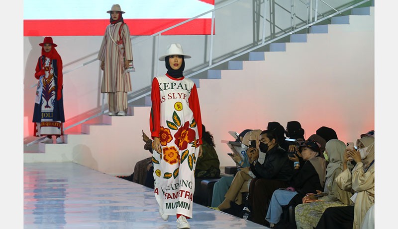 Unik, Model Peragakan Busana Bermotif Karung Beras Gambar Ikan Lele - Bagian 3