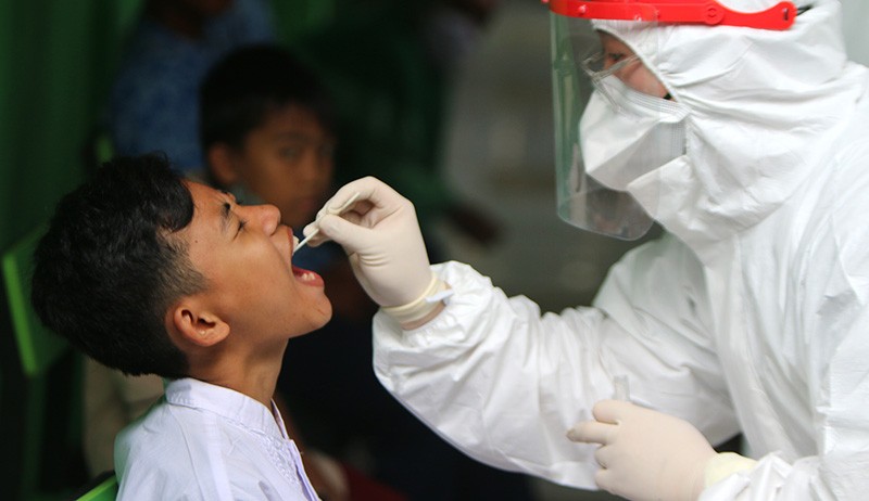 Syarat PTM 75 Persen, Ratusan Siswa-Guru Cilincing Jalani Swab PCR - Bagian 1