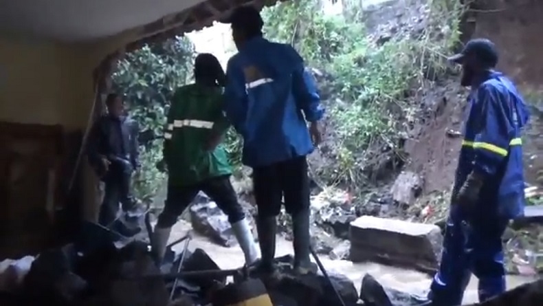 Longsor Jebol Dinding Rumah Warga di Cipageran Cimahi, Penghuni Ngungsi