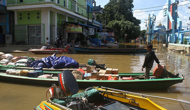 Banjir Sintang Berangsur Surut, Aktivitas Perekonomian Mulai Ramai - Bagian 2