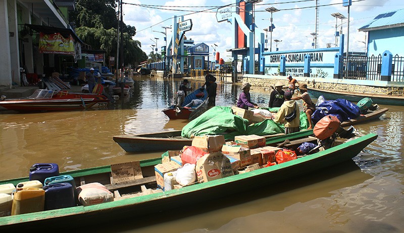 Banjir Sintang Berangsur Surut, Aktivitas Perekonomian Mulai Ramai - Bagian 3