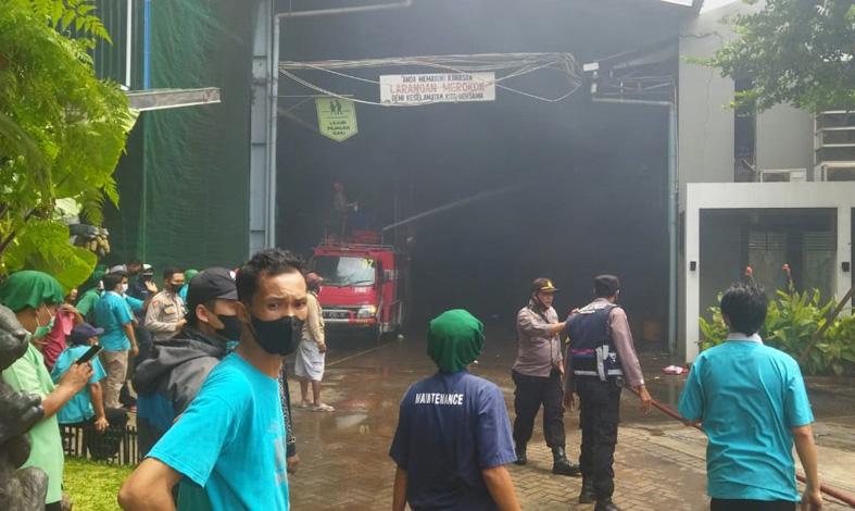 Begini Kepanikan Karyawan saat Pabrik Dua Kelinci Pati Terbakar