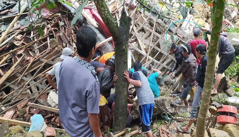 Longsor di Sukabumi, 1 Warga Terjepit Batu dan Nyaris Terkubur Hidup-Hidup