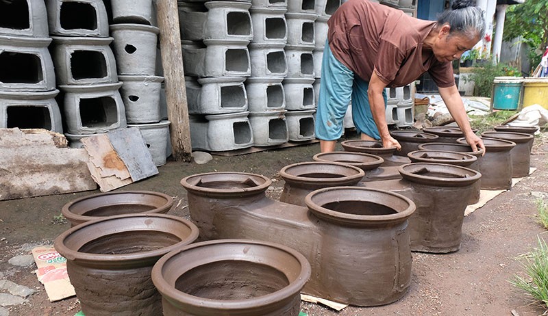 Produksi Tungku Tanah Terkendala Cuaca - Bagian 1
