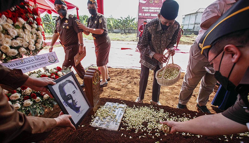 Prosesi Pemindahan Makam Jaksa Agung Pertama RI Raden Gatot Taroenamihardja - Bagian 3